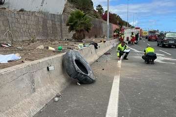 Grave accidente de tráfico de un camión que se precipitó ladera abajo en La Laja/TA.